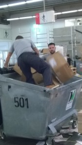 Aufräumarbeiten beim Messeaufbau