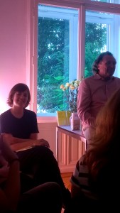 Der Verleger stellt seinen Verlag vor. 